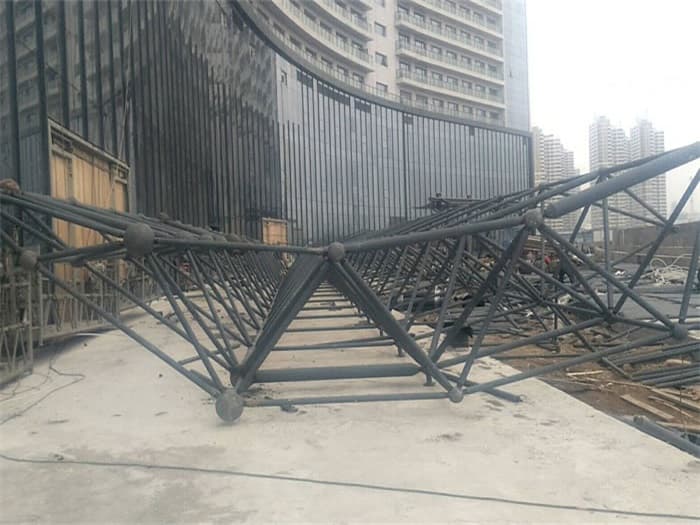 峨眉山万豪酒店雨棚网架